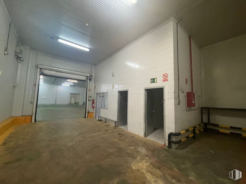 Nave en venta en Polígono industrial La Ermita, Parla, Madrid, 28980 con puerta, espejo, accesorio, pasillo, interiorismo, suelo, piso, gas, hormigón y techo alrededor