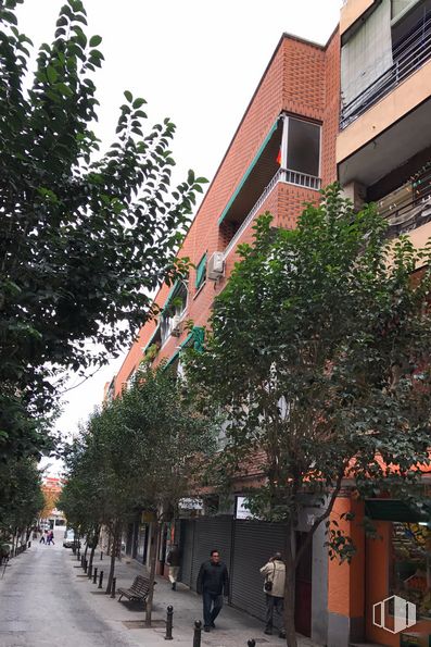 Local en venta en Calle Soria, 7, Alcorcón, Madrid, 28921 con persona, edificio, ventana, casa, día, cielo, propiedad, infraestructura, superficie de carretera y árbol alrededor