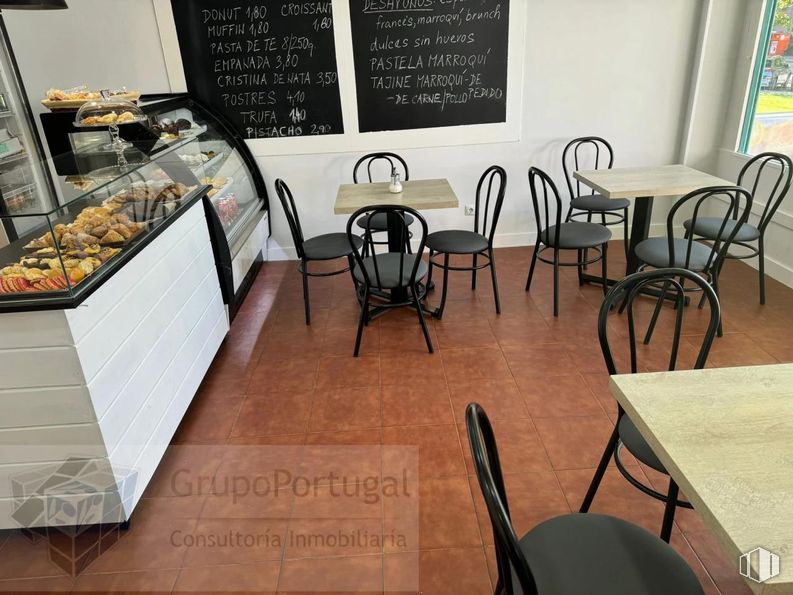 Retail for rent at Zona Casco Antiguo, Majadahonda, Madrid, 28220 with chair, table, food, furniture, property, wood, interior design, floor, flooring and hardwood around