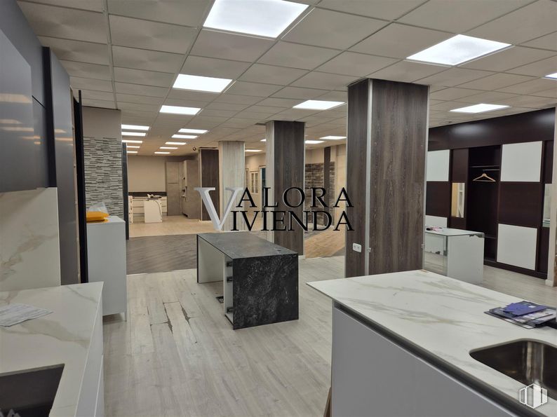 Retail for rent at Calle Sevilla, 1, Alcorcón, Madrid, 28922 with countertop, light fixture, sink, lighting, flooring, wood, floor, interior design, ceiling and composite material around