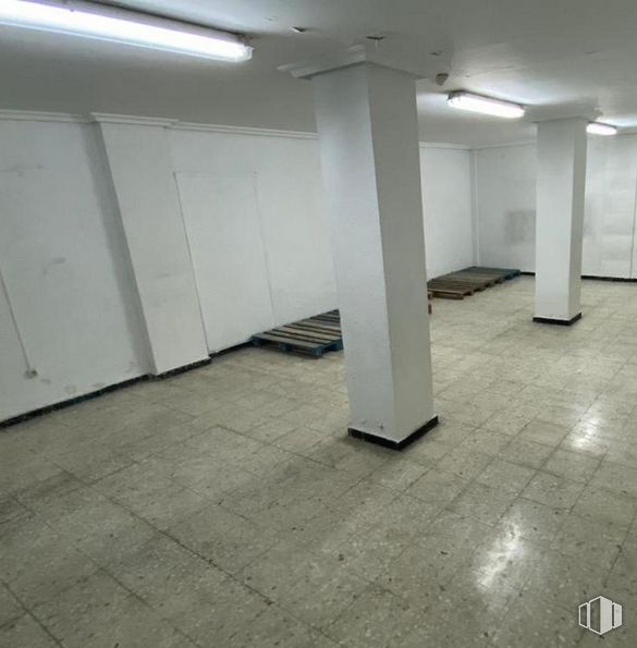 Local en alquiler y venta en Calle Fermín Caballero, Cuenca, 16004 con mueble, lámpara, edificio, accesorio, diseño de interiores, piso, suelo, pared, propiedad material y madera alrededor