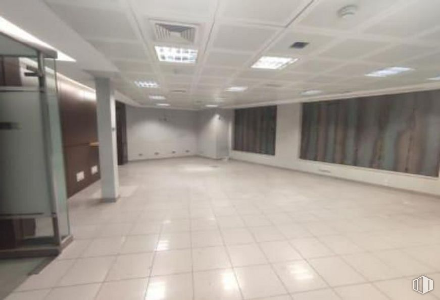 Retail for sale & for rent at Calle Leopoldo Alas Clarín, Fuencarral - El Pardo, Madrid, 28035 with mirror, architecture, interior design, floor, hall, flooring, wall, ceiling, fixture and tile flooring around