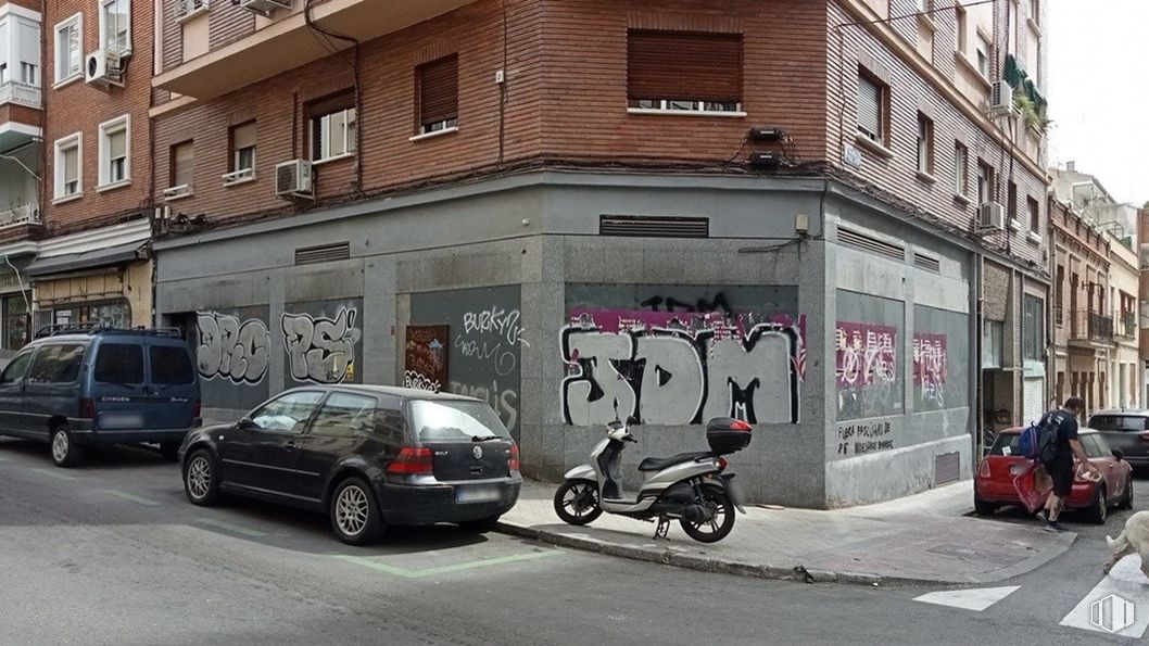 Retail for sale & for rent at Calle Pérez Ayuso, 1, Chamartín, Madrid, 28002 with car, building, person, motorcycle, wheel, automotive parking light, tire, land vehicle, window and vehicle around