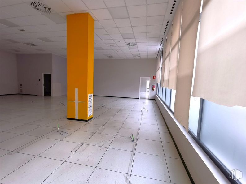 Office for rent at Calle Haya, 4, Carabanchel, Madrid, 28044 with fixture, architecture, tile flooring, floor, wall, material property, composite material, flooring, ceiling and glass around