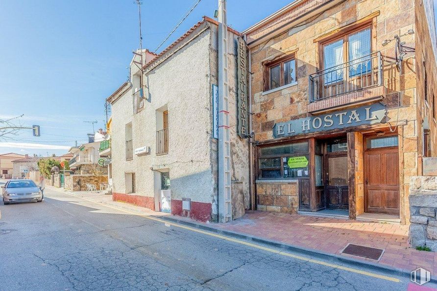 Retail for sale at Calle Real, Navalafuente, Madrid, 28729 with window, building, car, sky, street light, road surface, residential area, asphalt, city and facade around