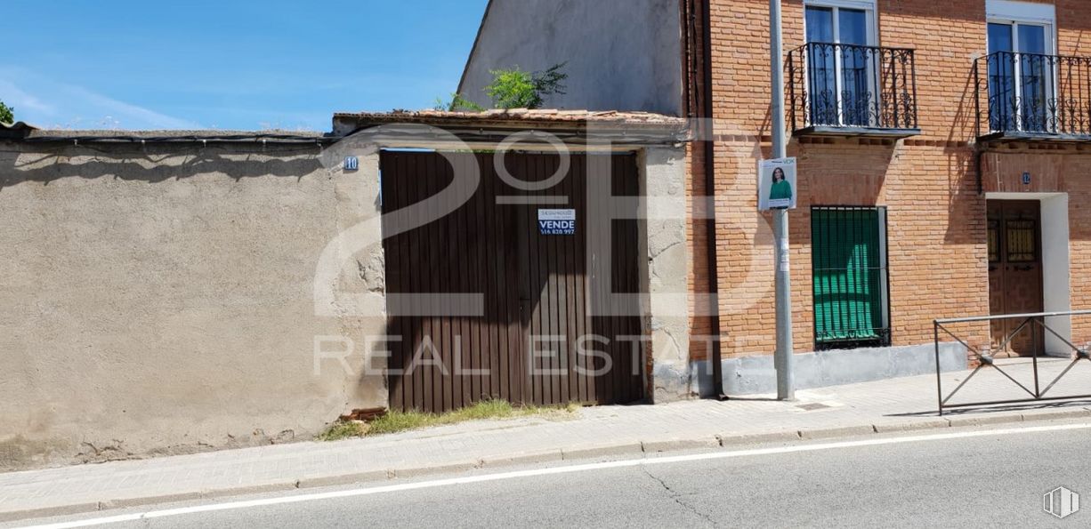 Land for sale at Zona Centro, Torrejón del Rey, Guadalajara, 19174 with door, window, plant, wood, building, sky, neighbourhood, residential area, asphalt and brick around