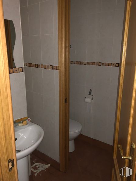 Local en alquiler en Barrio del Pilar, Fuencarral - El Pardo, Madrid, 28029 con fregadero, inodoro, propiedad, asiento de inodoro, accesorio de fontanería, baño, morado, accesorio, edificio y lavabo de baño alrededor