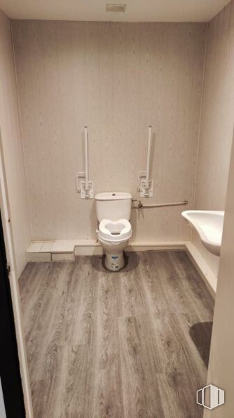 Retail for rent at Calle Escritorios, Alcalá de Henares, Madrid, 28801 with toilet, brown, plumbing fixture, bathroom, wood, purple, toilet seat, interior design, bathroom sink and flooring around