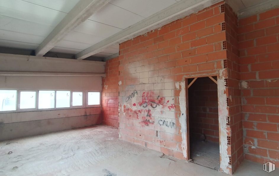 Industrial for sale at Calle Cava, Torrelaguna, Madrid, 28180 with door, ceiling, floor, flooring, brick, brickwork, building material, daylighting, wood stain and plaster around