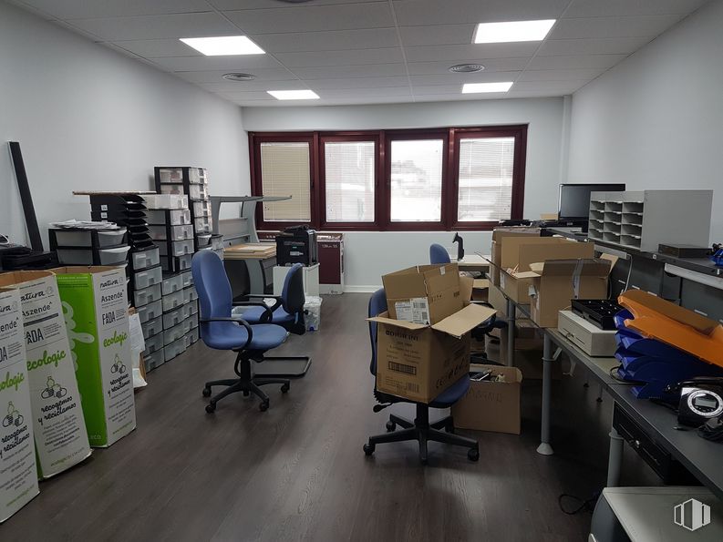 Office for rent at Calle Ronda del Poniente, Torrejón de Ardoz, Madrid, 28850 with shipping box, chair, window, furniture, computer, computer monitor, office chair, table, building, desk and interior design around