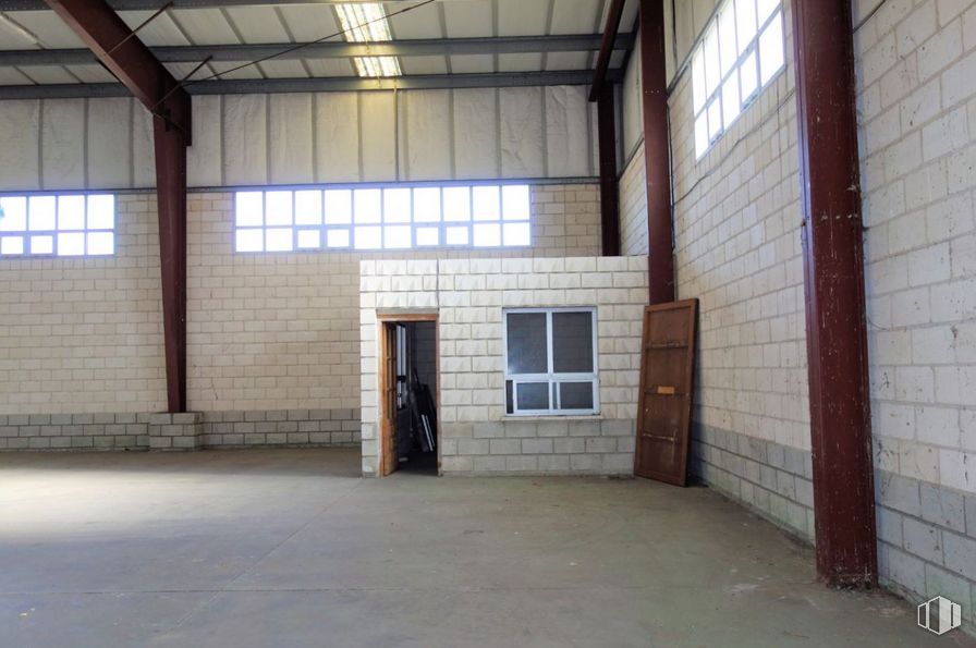 Nave en alquiler en Zona industrial, Sanchidrián, Ávila, 05290 con ventana, puerta, madera, accesorio, piso, suelo, pasillo, material compuesto, hormigón y techo alrededor