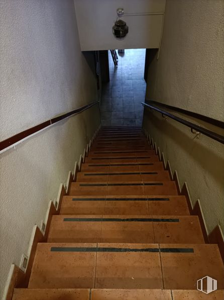 Local en venta en Avenida Portugal, Toledo, 45005 con marrón, escaleras, accesorio, madera, material compuesto, tintes y matices, suelos, en paralelo, simetría y madera dura alrededor