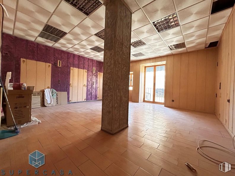 Office for rent at Calle Cardenal Tavera, Toledo, 45003 with wood, hall, interior design, floor, flooring, wall, hardwood, real estate, ceiling and tile flooring around