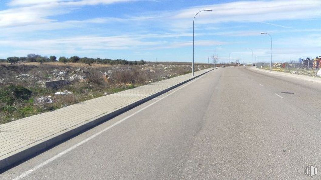 Land for sale at Polígono Los Albañakes, Seseña, Toledo, 45224 with street light, sky, cloud, road surface, asphalt, plant, tree, horizon, tar and thoroughfare around