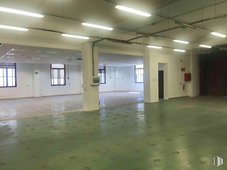 Nave en alquiler en Zona Fuencarral - El Pardo, Fuencarral - El Pardo, Madrid, 28034 con lámpara, alumbrado, ventana, edificio, accesorio, hall, suelos, suelo, techo y evento alrededor