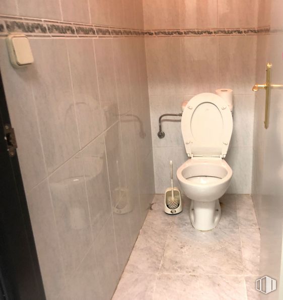 Industrial for sale & for rent at Zona industrial, Villaluenga de la Sagra, Toledo, 45520 with toilet, plumbing fixture, toilet seat, bathroom, floor, line, flooring, plumbing, shower and fixture around