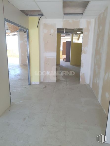 Office for rent at Zona La Estación, Azuqueca de Henares, Guadalajara, 19200 with fixture, tile flooring, hall, house, interior design, flooring, floor, building, material property and wood around