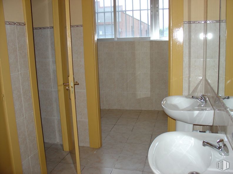 Nave en alquiler en Calle Paloma, 5, Fuenlabrada, Madrid, 28946 con fregadero, ventana, grifo, accesorio de fontanería, lavabo de baño, accesorio, baño, madera, edificio y alumbrado alrededor