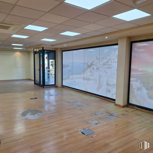 Retail for rent at Avenida Pablo Iglesias, Alcobendas, Madrid, 28100 with door, flooring, ceiling, floor, interior design, lighting, glass, transparency, hall and graphics around