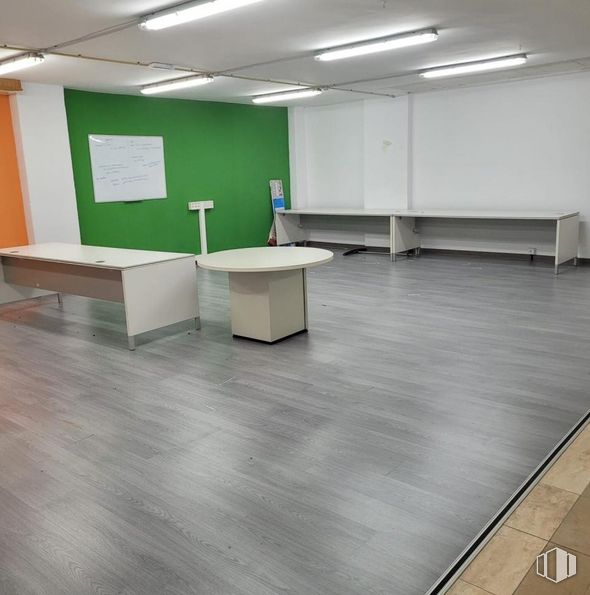 Oficina en venta en Calle Aguacate, Carabanchel, Madrid, 28044 con mesa, edificio, accesorio, madera, pasillo, pavimento, pisos de baldosas, piso, techo y material compuesto alrededor