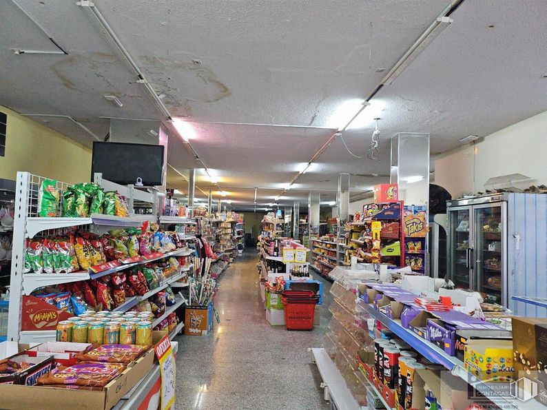 Retail for rent at Calle Magdalena, Colmenar Viejo, Madrid, 28770 with shelf, shelving, lighting, publication, convenience store, customer, retail, trade, box and market around