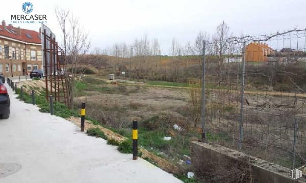 Land for sale at Calle Fuente, Torrejón del Rey, Guadalajara, 19174 with car, building, plant, sky, land lot, tree, natural landscape, grass, road surface and house around