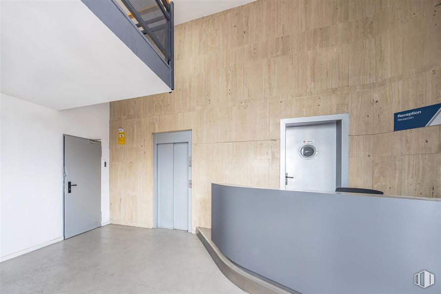 Oficina en alquiler y venta en Calle San Julián, 1, Alcobendas, Madrid, 28100 con puerta, madera, edificio, pared, suelos, hall, fachada, techo, vidrio y espacio alrededor