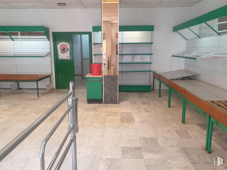 Retail for sale & for rent at Calle Eras, 4, Ávila, 05002 with door, furniture, building, flooring, floor, table, fixture, house, wood and ceiling around