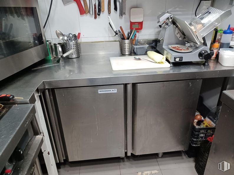 Retail for rent at Calle Alcalá, Ciudad Lineal, Madrid, 28027 with home appliance, kitchen appliance, major appliance, machine, sink, kitchen, plumbing, aluminium, countertop and tap around