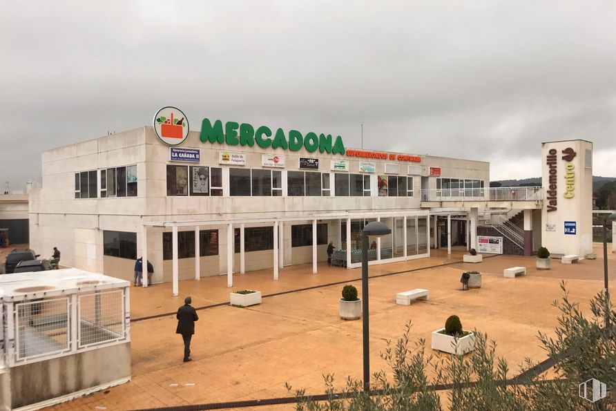 Retail for rent at Avenida Plaza de Toros, 2, Valdemorillo, Madrid, 28210 with building, person, sky, cloud, plant, window, house, urban design, commercial building and facade around