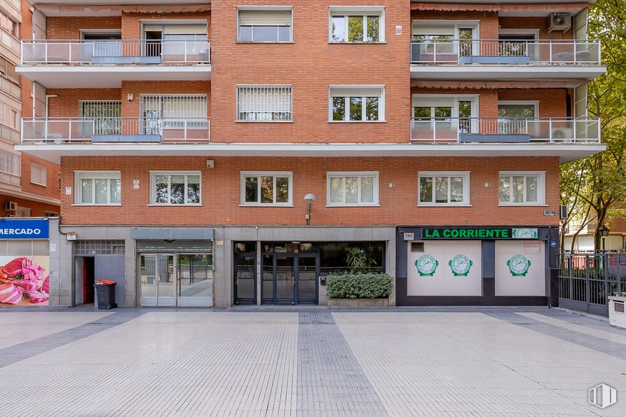 Local en alquiler en Calle Félix Boix, 16, Chamartín, Madrid, 28036 con edificio, ventana, puerta, accesorio, diseño urbano, fachada, bienes inmuebles, material compuesto, ciudad y edificio comercial alrededor