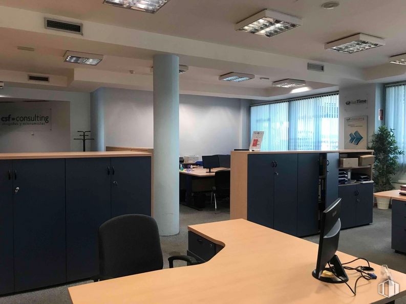 Oficina en alquiler y venta en Zona empresarial, Coslada, Madrid, 28820 con ebanistería, mesa, mueble, edificio, planta, silla de oficina, planta de interior, silla, interiorismo y suelo alrededor