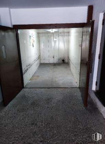 Retail for sale at Calle Miguel Arredondo, 7, Arganzuela, Madrid, 28045 with door, fixture, floor, flooring, composite material, gas, concrete, symmetry, ceiling and tile flooring around