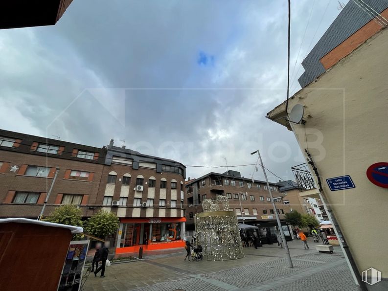 Retail for sale at Calle Escuelas Católicas, 1, Las Rozas de Madrid, Madrid, 28230 with building, person, cloud, sky, daytime, window, infrastructure, road surface, architecture and urban design around