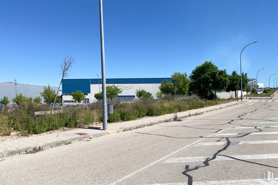 Land for sale at Calle Bronce, 54, Chiloeches, Guadalajara, 19169 with street light, sky, plant, road surface, asphalt, tree, land lot, slope, urban design and residential area around