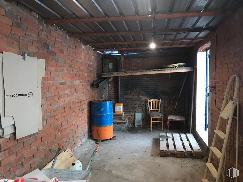 Industrial for sale at Zona Barrio Estación - Cruz Roja, Illescas, Toledo, 45200 with chair, container, building, wood, fixture, brickwork, floor, flooring, brick and house around