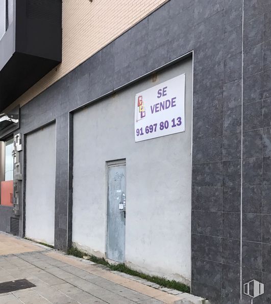 Local en alquiler y venta en Avenida Salvador Allende, 16, Getafe, Madrid, 28907 con puerta, accesorio, edificio, asfalto, fuente, fachada, gas, superficie de carretera, material compuesto y carretera alrededor