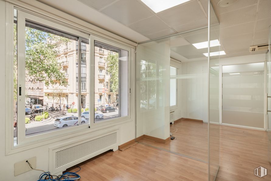 Oficina en alquiler en Calle Velázquez, 4, Salamanca, Madrid, 28001 con ventana, edificio, rueda, madera, accesorio, neumático, interiorismo, sombra, suelo y casa alrededor