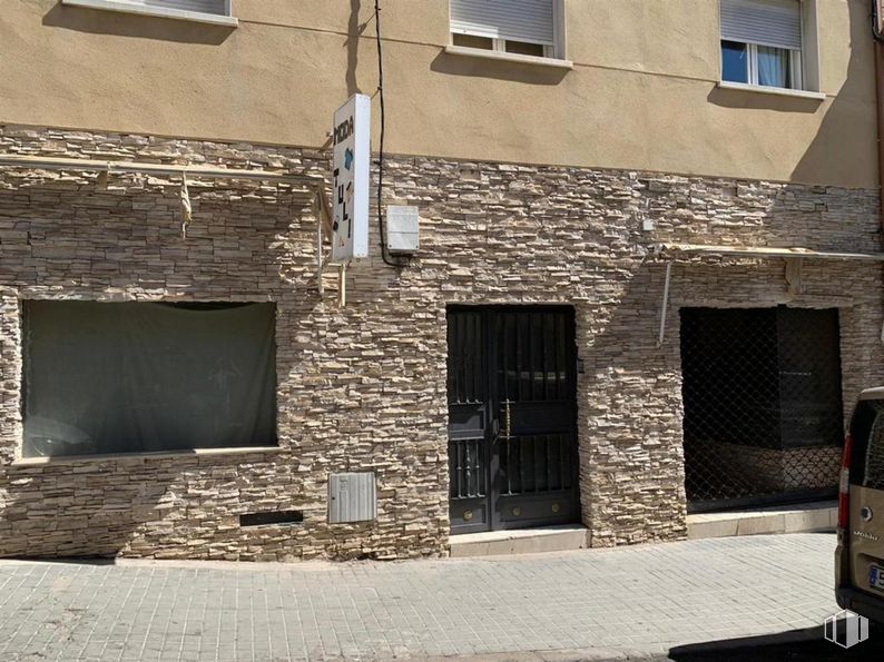 Local en venta en Calle Bernaldo Quiros, Torrelaguna, Madrid, 28180 con ventana, edificio, puerta, madera, superficie de la carretera, sombra, albañilería, ladrillo, rectángulo y barrio alrededor