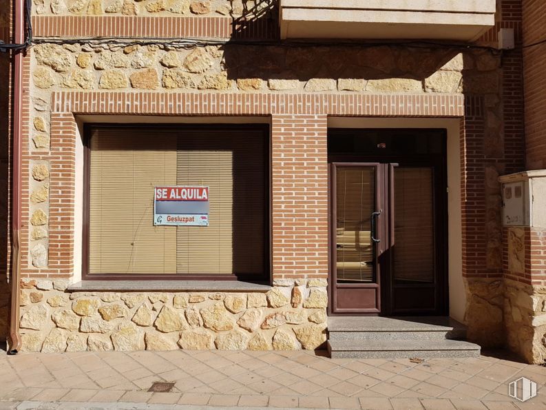 Retail for rent at Centro urbano, Corral de Almaguer, Toledo, 45880 with door, wall, brick, brickwork, facade, architecture, brown, composite material, building material and concrete around