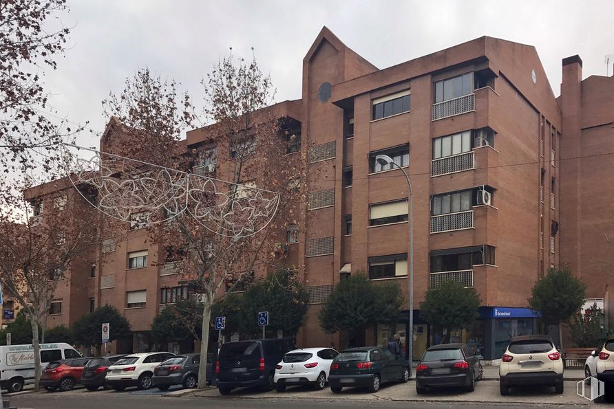 Local en alquiler en Calle Méjico, 6, Toledo, 45004 con coche, edificio, rueda, neumático, vehículo terrestre, cielo, vehículo, ventana, nube y árbol alrededor