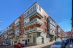 Retail for rent at Calle Florencio García, Ciudad Lineal, Madrid, 28027 with car, building, sky, automotive parking light, tire, window, vehicle, wheel, vehicle registration plate and street light around