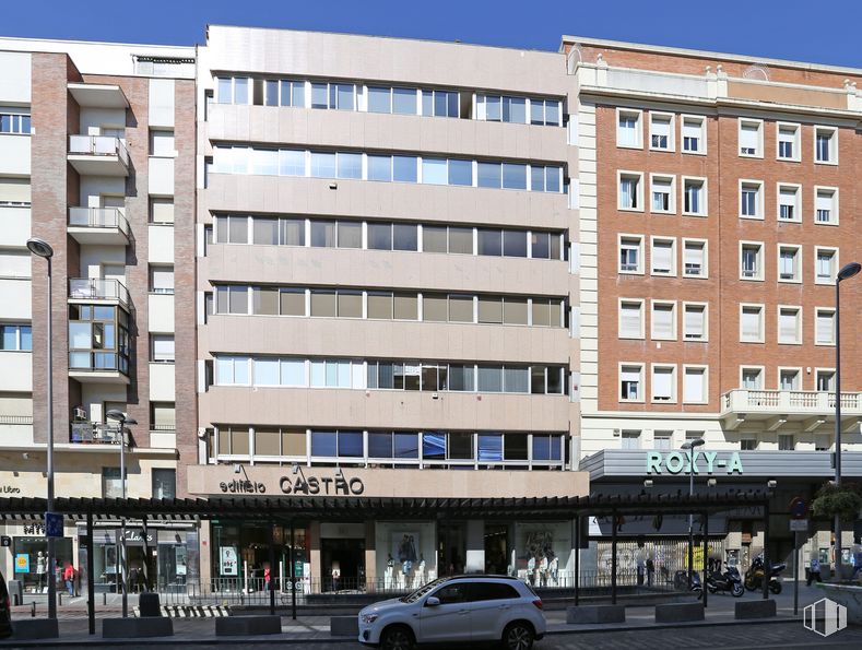 Oficina en alquiler en Edificio Castro, Calle Fuencarral, 121, Chamberí, Madrid, 28010 con edificio, ventana, tiempo de día, propiedad, bloque de pisos, diseño urbano, arquitectura, condominio, vecindario y barrio residencial alrededor