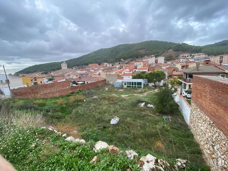 Land for sale at Centro urbano, Chiloeches, Guadalajara, 19160 with building, cloud, sky, plant, mountain, land lot, slope, tree, residential area and grass around