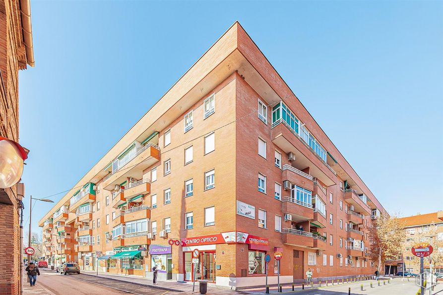 Local en venta en Plaza Hermano Ramón Quiroga, Valdemoro, Madrid, 28342 con edificio, cielo, ventana, infraestructura, luz de la calle, bloque de pisos, condominio, diseño urbano, edificio comercial y fachada alrededor