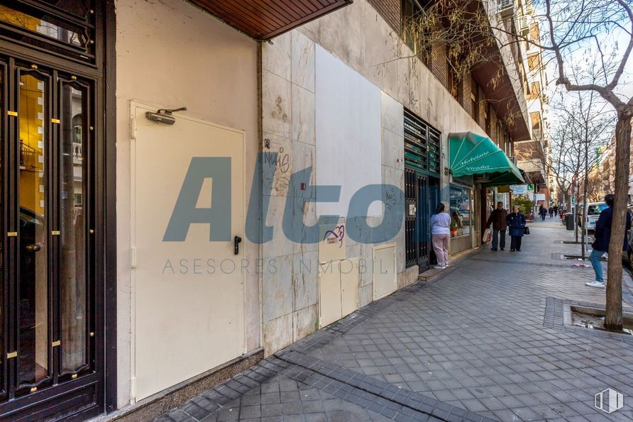 Local en venta en Calle Andrés Mellado, Chamberí, Madrid, 28015 con persona, puerta, durante el día, edificio, superficie de la carretera, árbol, barrio, madera, fachada y ciudad alrededor