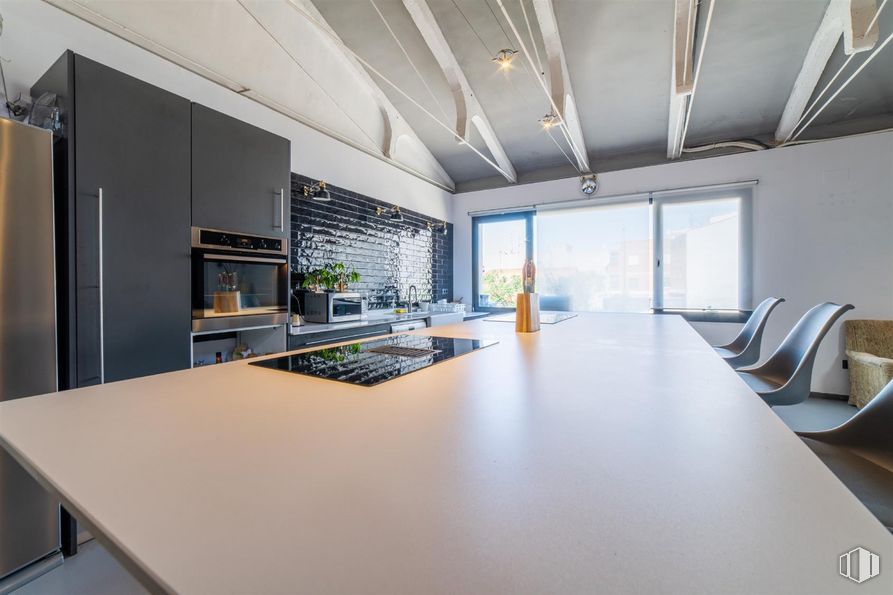 Local en alquiler en Calle Sierra de los Filabres, 24, Puente de Vallecas, Madrid, 28038 con silla, mesa, refrigerador, mueble, edificio, ebanistería, interiorismo, cocina, madera y ventana alrededor