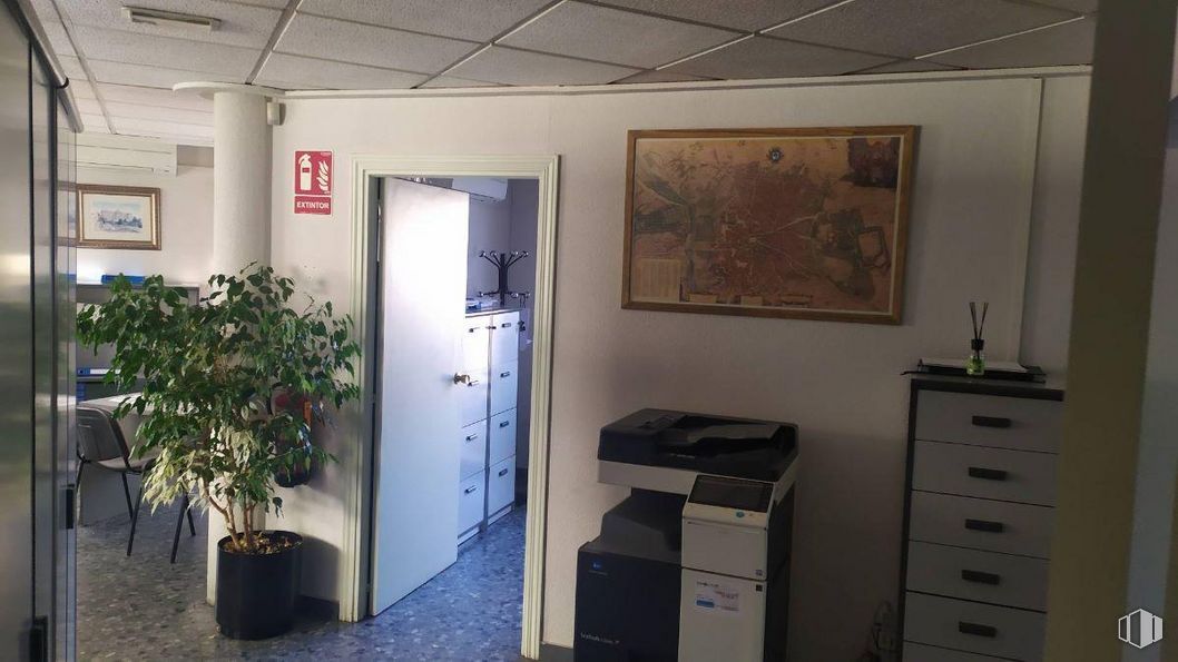 Office for sale at Calle Concepción, 14, Getafe, Madrid, 28901 with houseplant, picture frame, flowerpot, building, cabinetry, plant, drawer, flooring, floor and house around