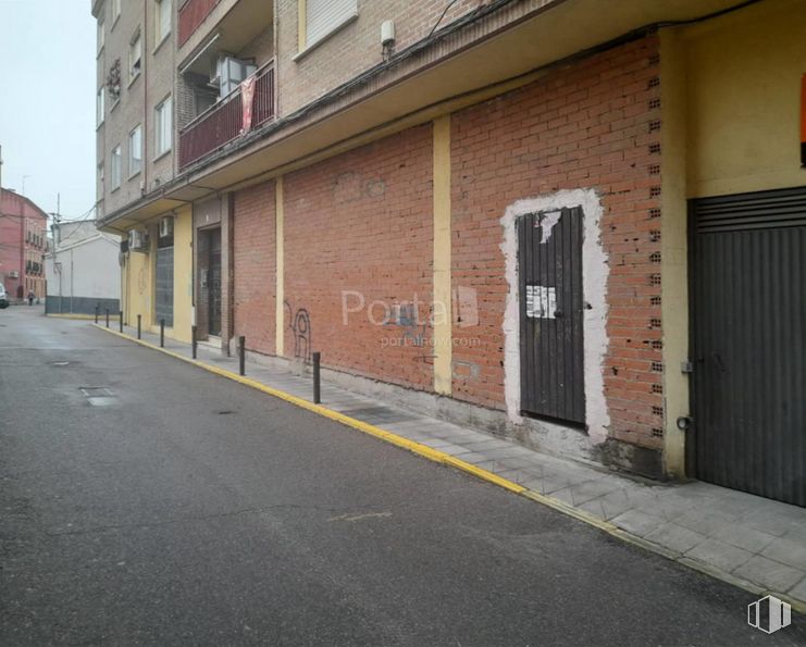 Retail for sale at Calle San Ginés, 10, Talavera de la Reina, Toledo, 45600 with building, door, window, road surface, brickwork, brick, wood, asphalt, residential area and sidewalk around