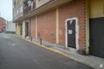 Retail for sale at Calle San Ginés, 10, Talavera de la Reina, Toledo, 45600 with building, door, window, road surface, brickwork, brick, wood, asphalt, residential area and sidewalk around